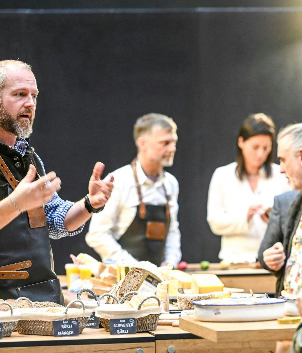 Stand der Marke "Homatliebe" Ein Produzent präsentiert dem Publikum verschieden Käsesorten © © Udo Mittelberger_Messe Dornbirn GmbH